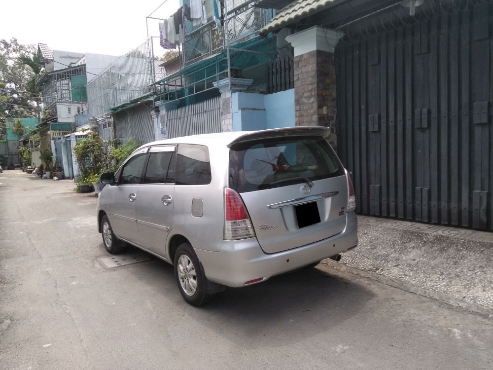Bán Toyota Innova 2012 số sàn màu Bạc xe đi ít cực kỳ.
