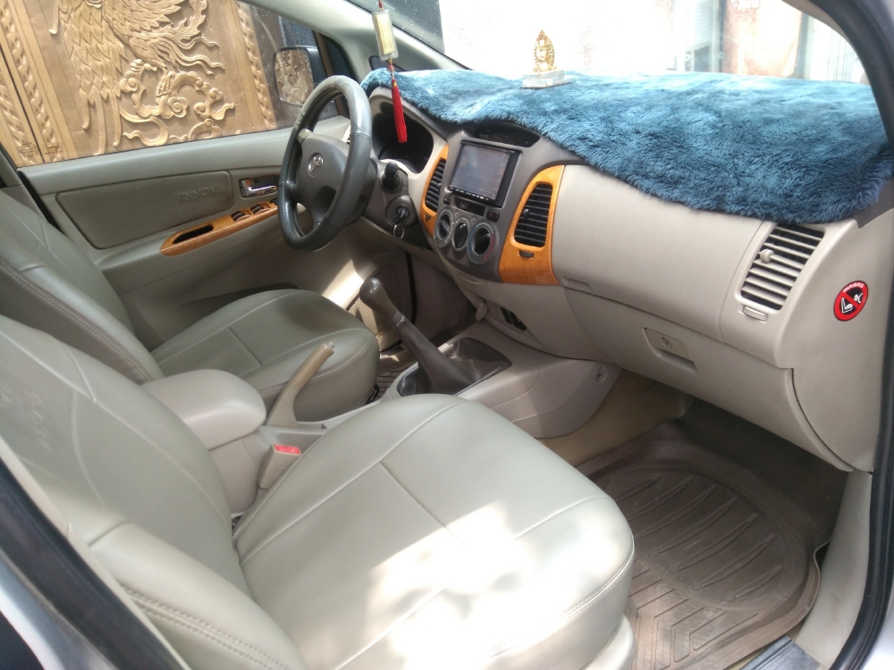 Bán Toyota Innova 2012 số sàn màu Bạc xe đi ít cực kỳ.