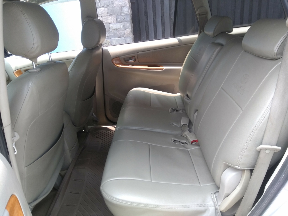 Bán Toyota Innova 2012 số sàn màu Bạc xe đi ít cực kỳ.