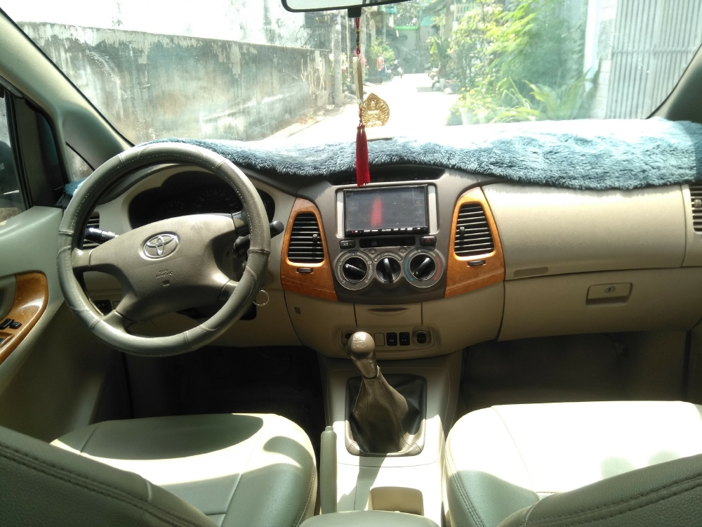 Bán Toyota Innova 2012 số sàn màu Bạc xe đi ít cực kỳ.