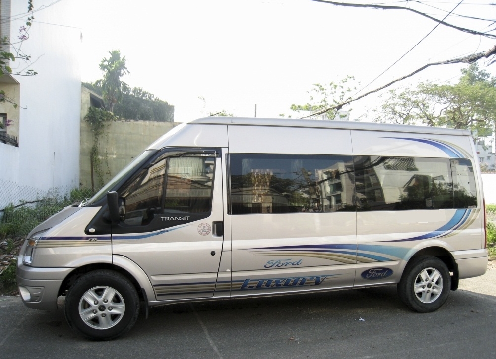Bán Ford Transit Luxury Xám 2018 số sàn máy dầu mâm đúc.