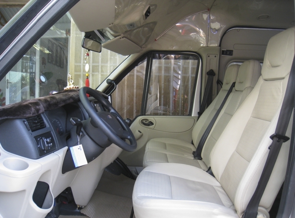 Bán Ford Transit Luxury Xám 2018 số sàn máy dầu mâm đúc.