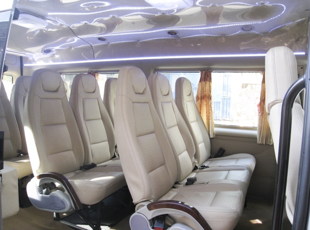 Bán Ford Transit Luxury Xám 2018 số sàn máy dầu mâm đúc.