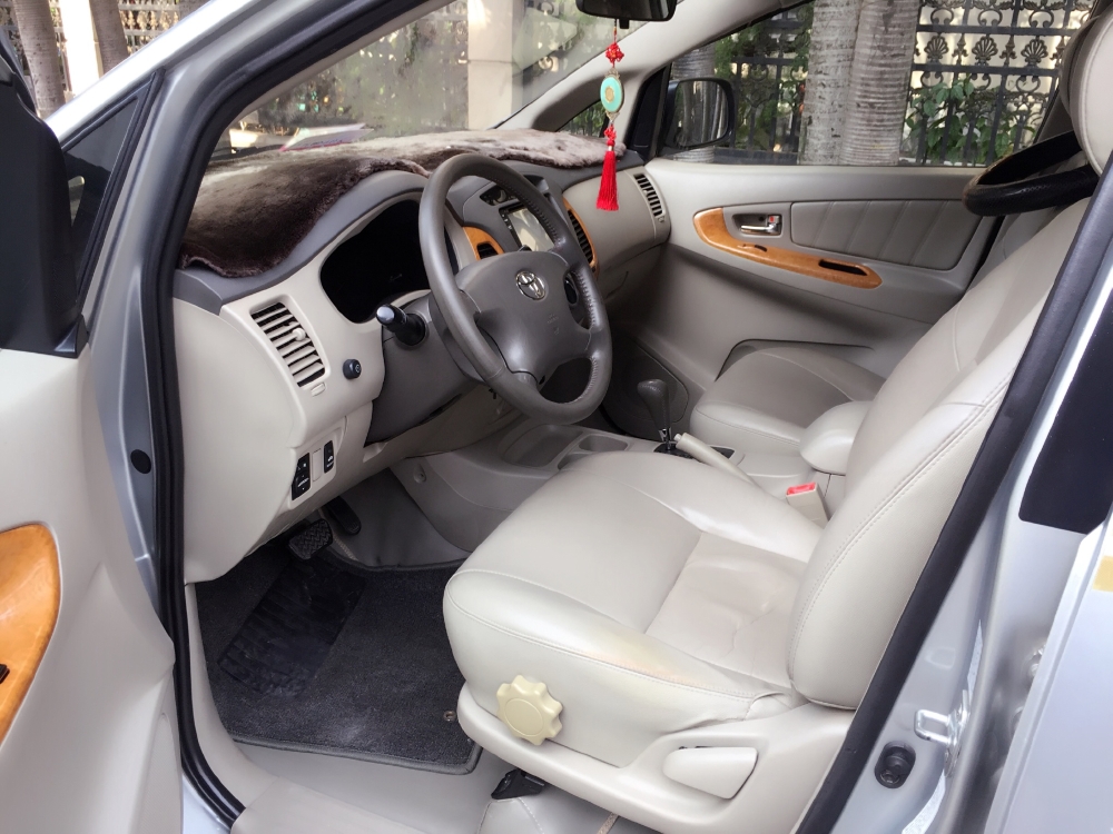 Bán Toyota Innova V 2009 tự động màu bạc xe giữ kỹ