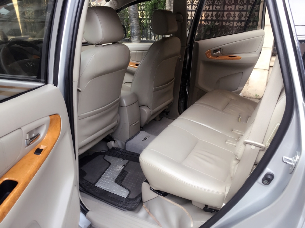 Bán Toyota Innova V 2009 tự động màu bạc xe giữ kỹ