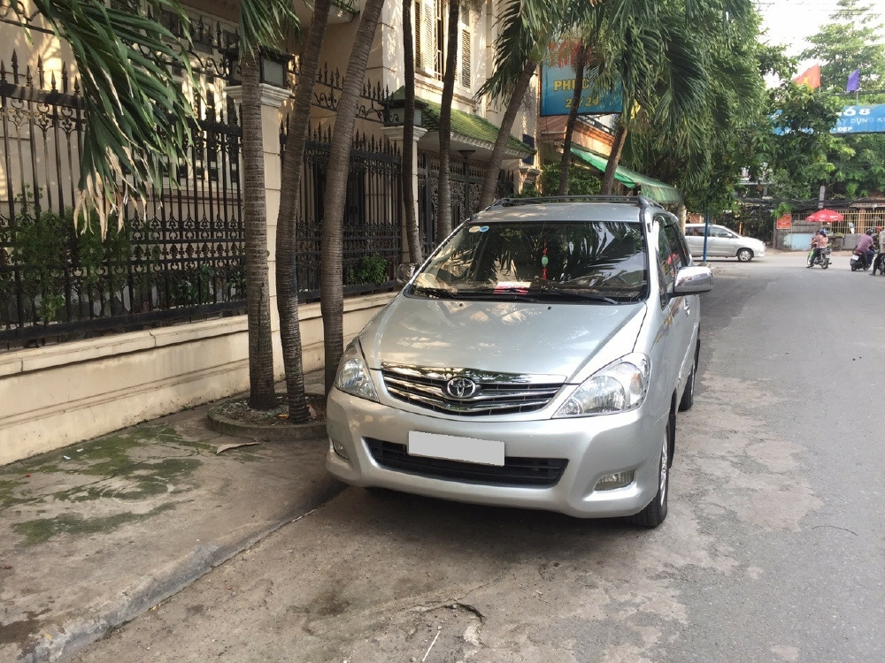 Bán Toyota Innova V 2009 tự động màu bạc xe giữ kỹ