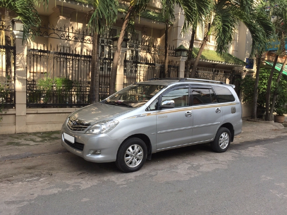 Bán Toyota Innova V 2009 tự động màu bạc xe giữ kỹ