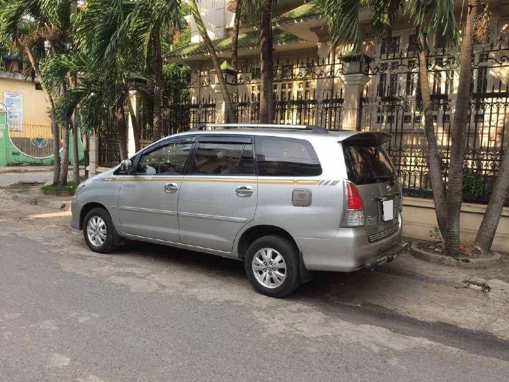 Bán Toyota Innova V 2009 tự động màu bạc xe giữ kỹ