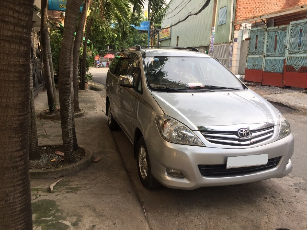 Bán Toyota Innova V 2009 tự động màu bạc xe giữ kỹ