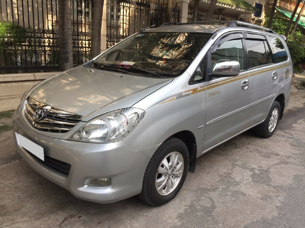 Bán Toyota Innova V 2009 tự động màu bạc xe giữ kỹ