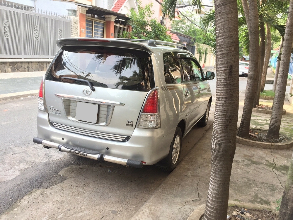Bán Toyota Innova V 2009 tự động màu bạc xe giữ kỹ