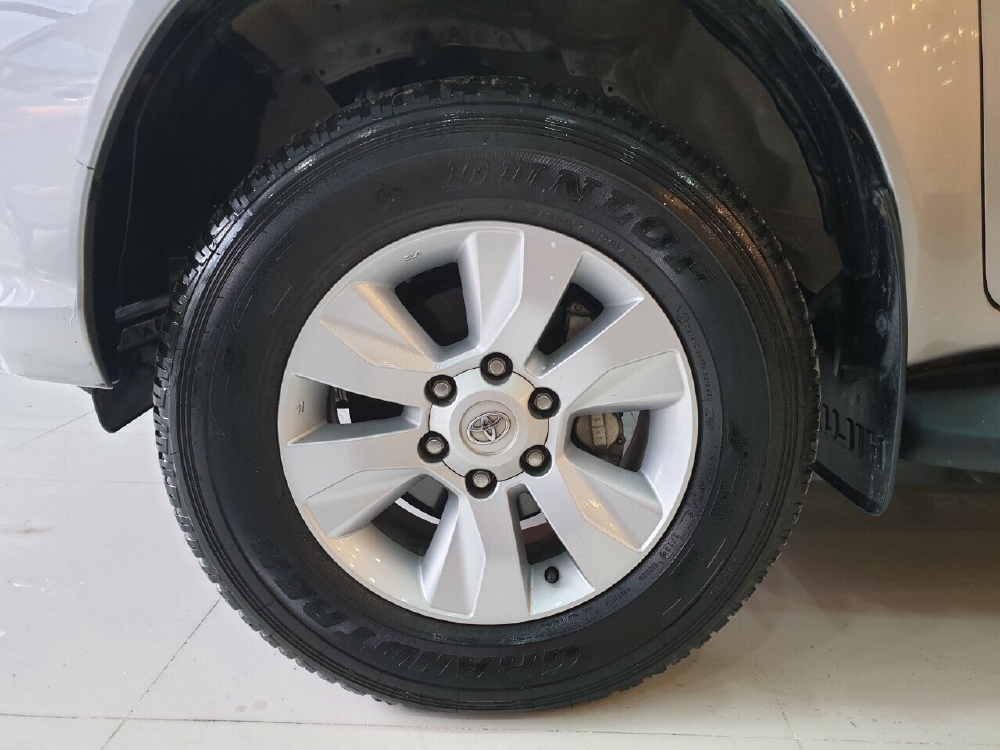 HILUX 2.4E SỐ SÀN MÀU BẠC GIAO NGAY