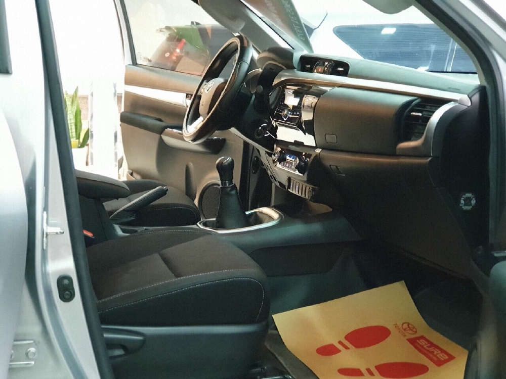 HILUX 2.4E SỐ SÀN MÀU BẠC GIAO NGAY