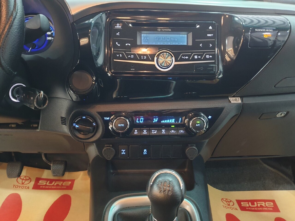 HILUX 2.4E SỐ SÀN MÀU BẠC GIAO NGAY