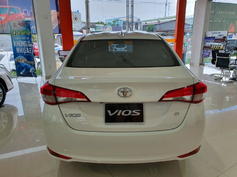 BÁN VIOS 1.5E SỐ SÀN MÀU TRẮNG - VAY 85% - TRẢ 130 TRIỆU NHẬN XE