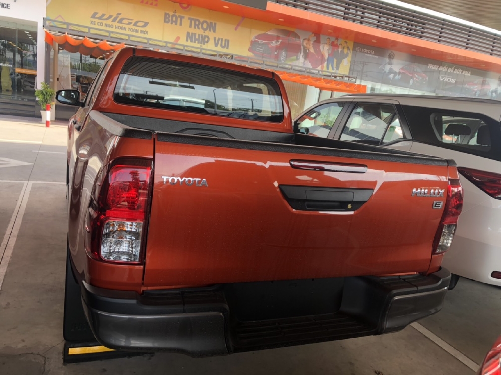 HILUX 2.4E MT MÀU CAM GIAO NGAY