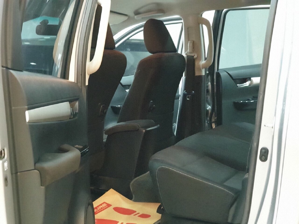 HILUX 2.4E SỐ SÀN MÀU BẠC GIAO NGAY