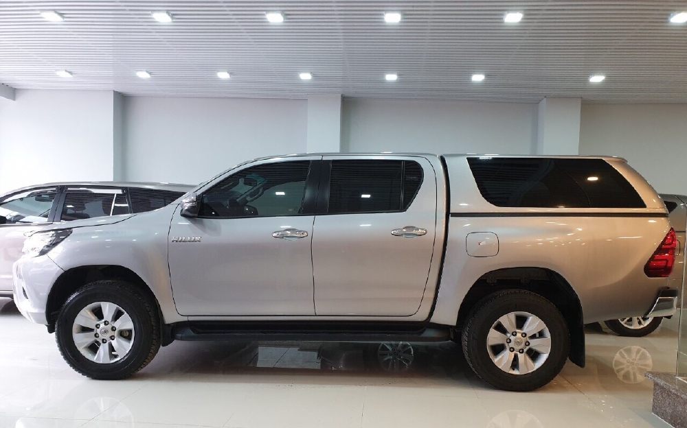 HILUX 2.4E SỐ SÀN MÀU BẠC GIAO NGAY