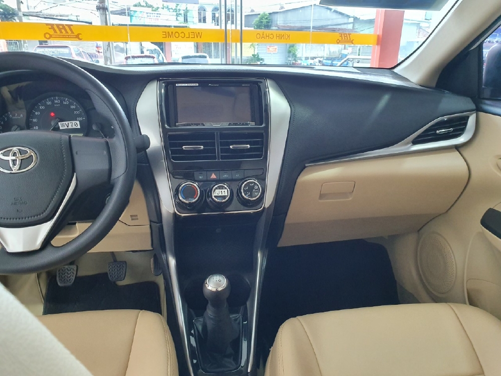 BÁN VIOS 1.5E SỐ SÀN MÀU TRẮNG - VAY 85% - TRẢ 130 TRIỆU NHẬN XE