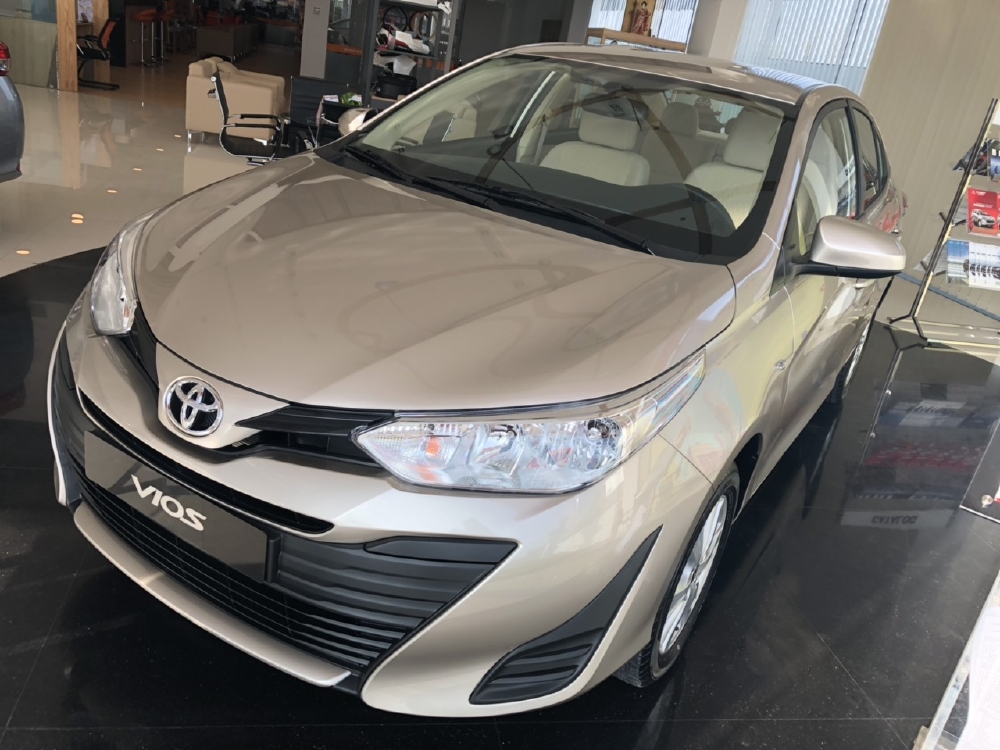 VIOS 1.5E SỐ SÀN MÀU NÂU VÀNG GIAO NGAY - HỔ TRỢ VAY NGÂN HÀNG - THANH TOÁN 130TR NHẬN XE