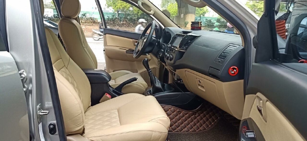 GIAO NGAY Toyota Fortuner 2.5G Máy dầu Số sàn sản xuất 2015