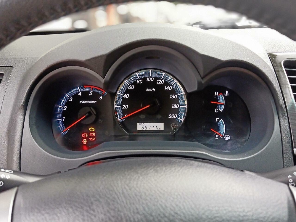 GIAO NGAY Toyota Fortuner 2.5G Máy dầu Số sàn sản xuất 2015