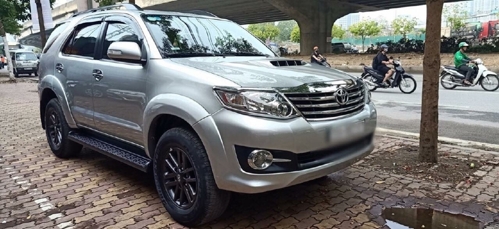 GIAO NGAY Toyota Fortuner 2.5G Máy dầu Số sàn sản xuất 2015