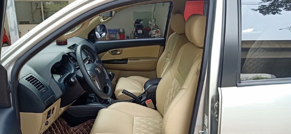 GIAO NGAY Toyota Fortuner 2.5G Máy dầu Số sàn sản xuất 2015