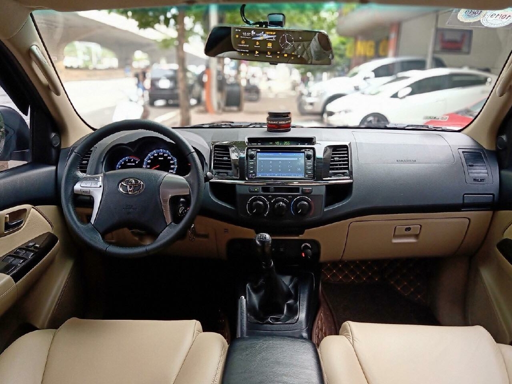 GIAO NGAY Toyota Fortuner 2.5G Máy dầu Số sàn sản xuất 2015