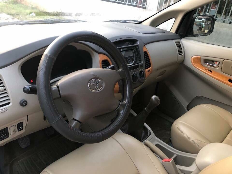 Bán Toyota Innova 2008 số sàn màu Bạc xe đi kỹ rất mới.