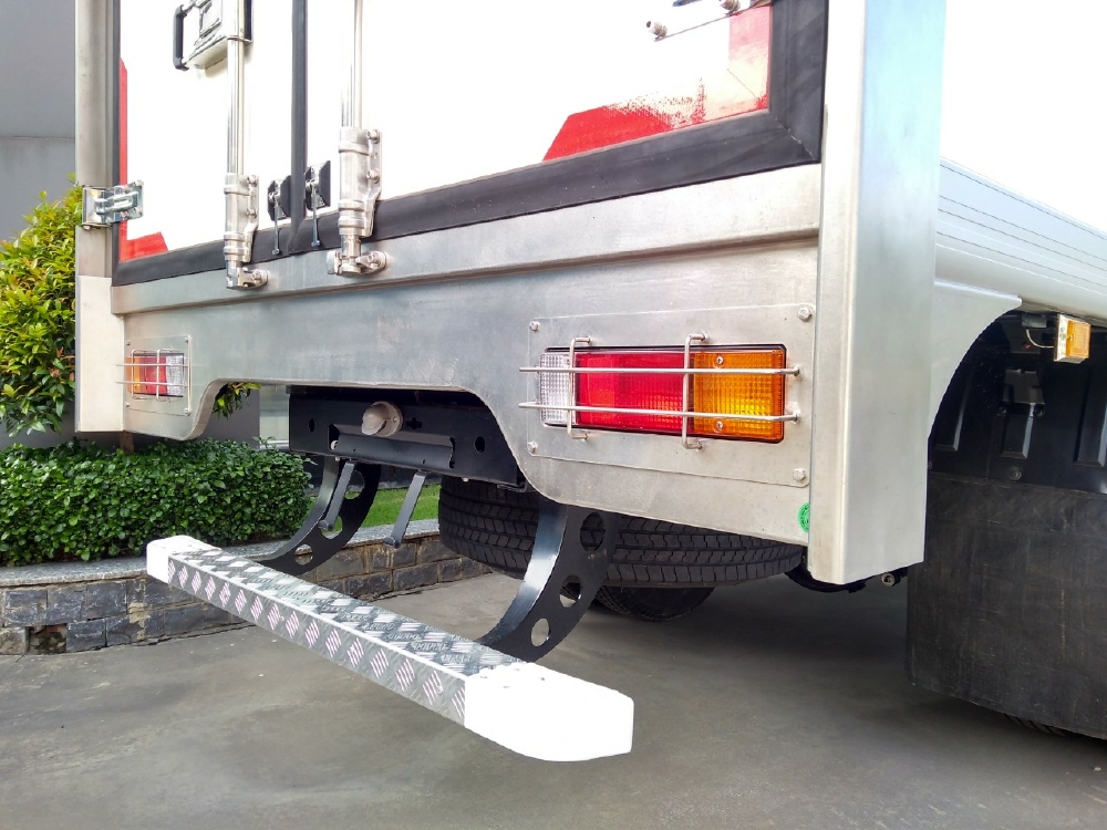 Xe tải Mitsubishi Fuso thùng Đông lạnh dài 4,3m. Chạy trong khu vực thành phố