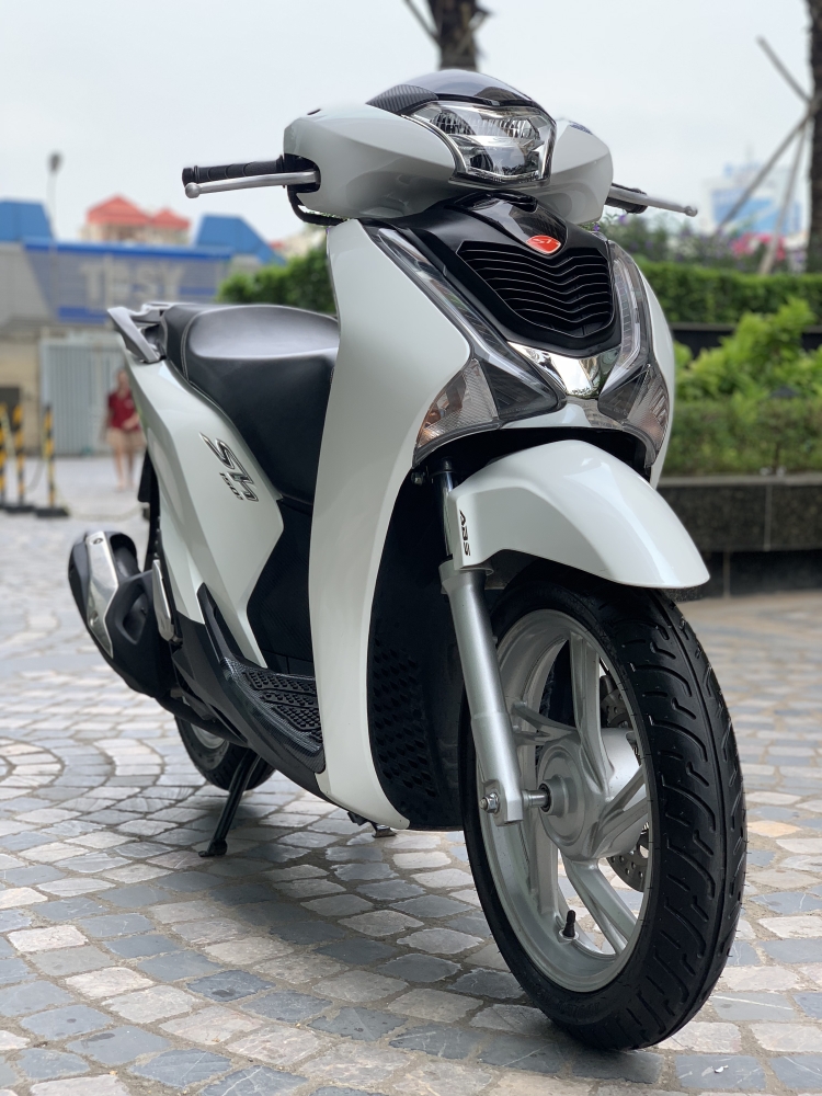 Cần bán SH Việt 150 ABS cuối 2017 màu trắng- Biển Vip