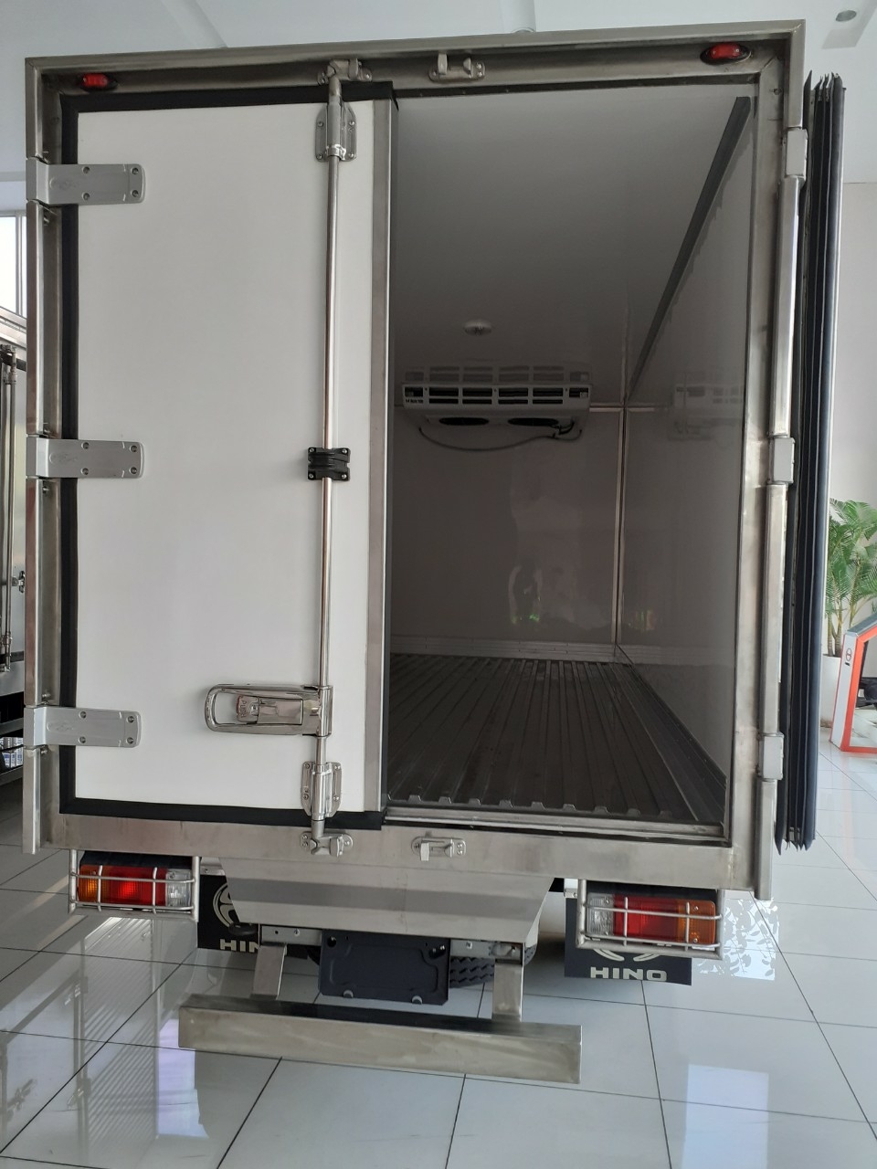 XE TẢI HINO THÙNG ĐÔNG LẠNH 1,9 TẤN