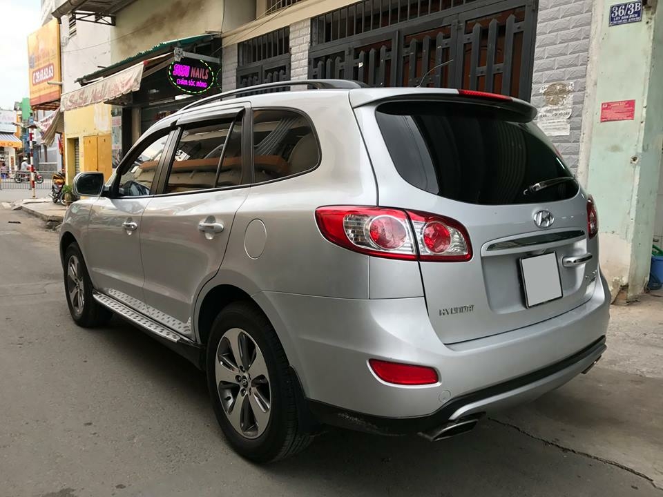 Gia đình bán Hyundai Santafe 2011 số tự động, máy dầu, màu Bạc