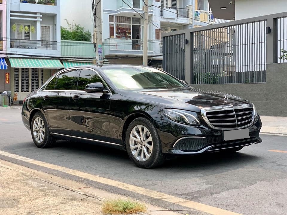 Bán Mercedes E200 màu đen 2018 đk 2019 tự động zin như mới.
