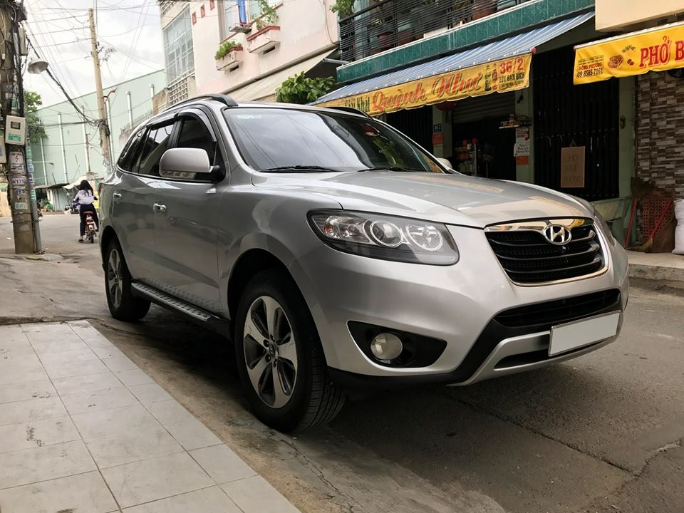 Gia đình bán Hyundai Santafe 2011 số tự động, máy dầu, màu Bạc
