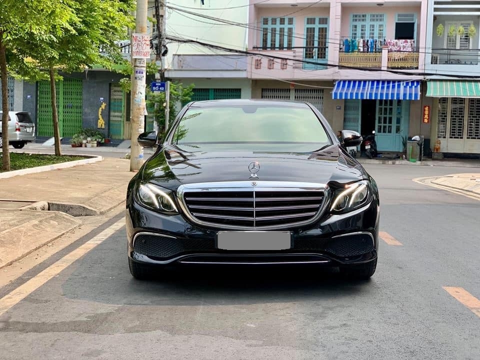 Bán Mercedes E200 màu đen 2018 đk 2019 tự động zin như mới.