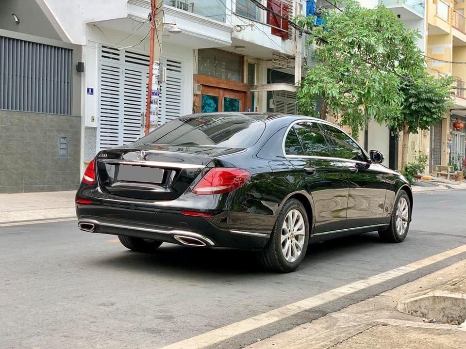 Bán Mercedes E200 màu đen 2018 đk 2019 tự động zin như mới.