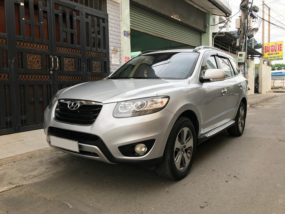 Gia đình bán Hyundai Santafe 2011 số tự động, máy dầu, màu Bạc