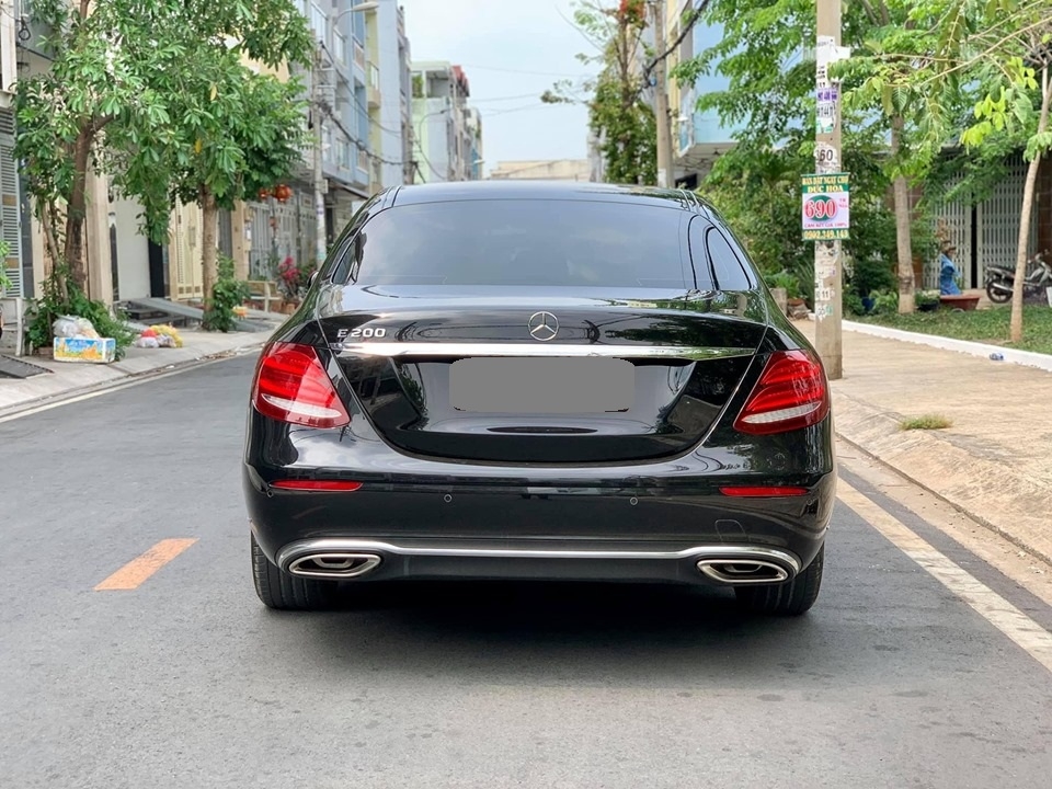 Bán Mercedes E200 màu đen 2018 đk 2019 tự động zin như mới.