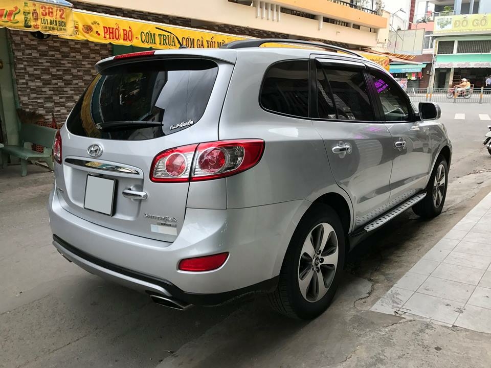 Gia đình bán Hyundai Santafe 2011 số tự động, máy dầu, màu Bạc