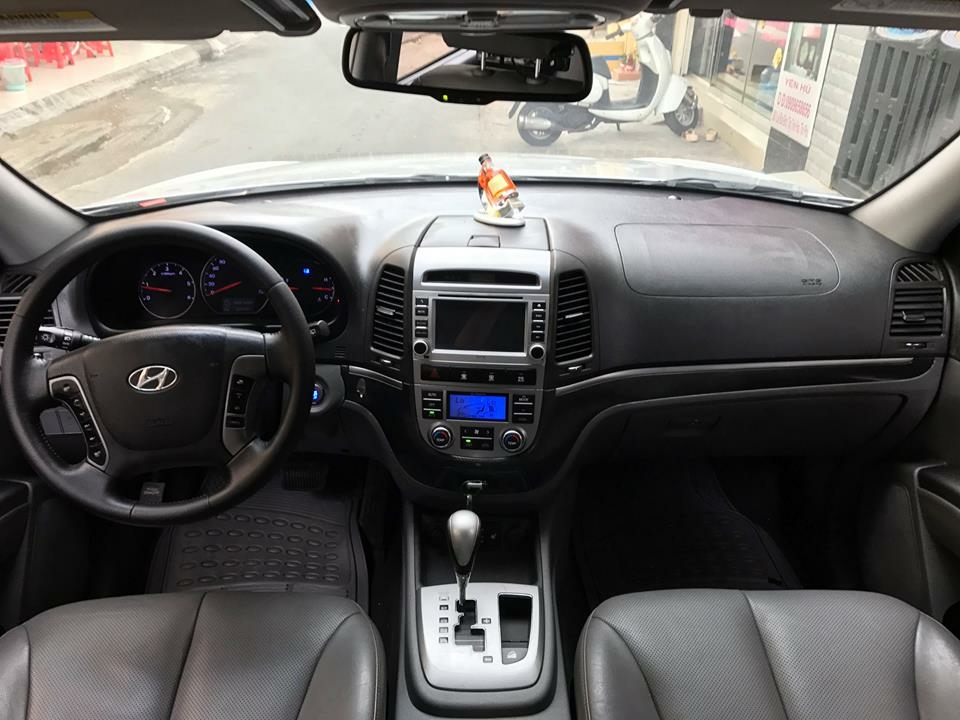 Gia đình bán Hyundai Santafe 2011 số tự động, máy dầu, màu Bạc