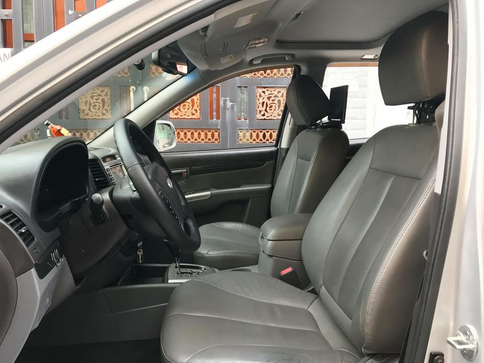 Gia đình bán Hyundai Santafe 2011 số tự động, máy dầu, màu Bạc