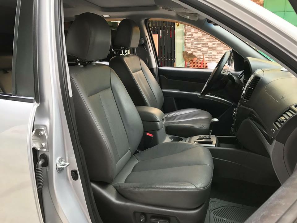 Gia đình bán Hyundai Santafe 2011 số tự động, máy dầu, màu Bạc