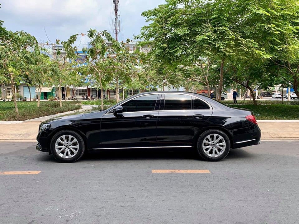 Bán Mercedes E200 màu đen 2018 đk 2019 tự động zin như mới.