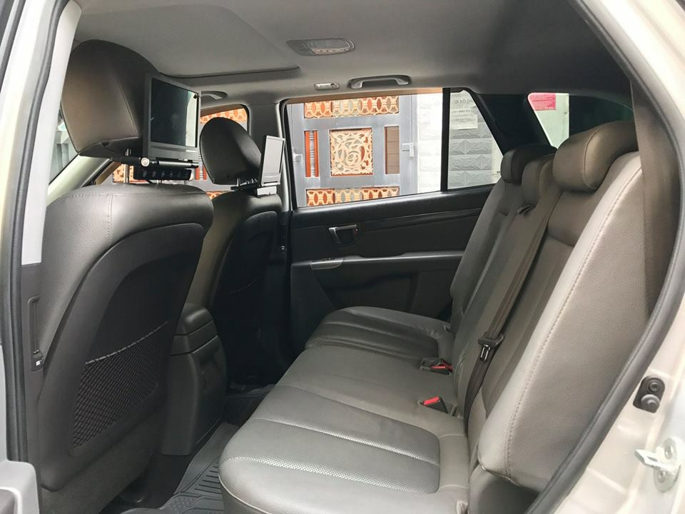 Gia đình bán Hyundai Santafe 2011 số tự động, máy dầu, màu Bạc