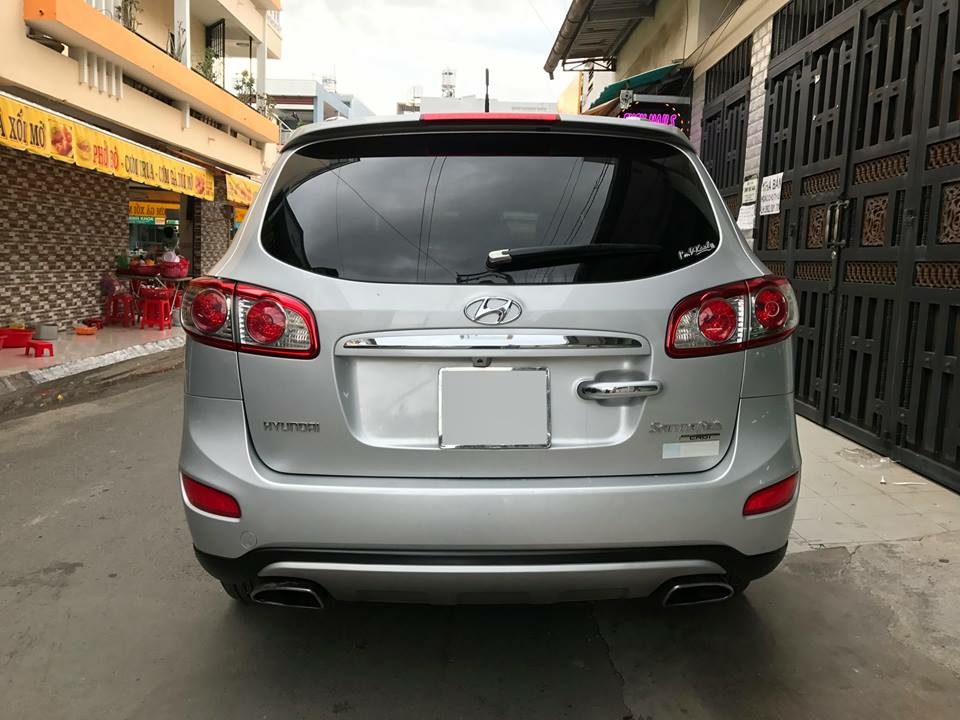 Gia đình bán Hyundai Santafe 2011 số tự động, máy dầu, màu Bạc
