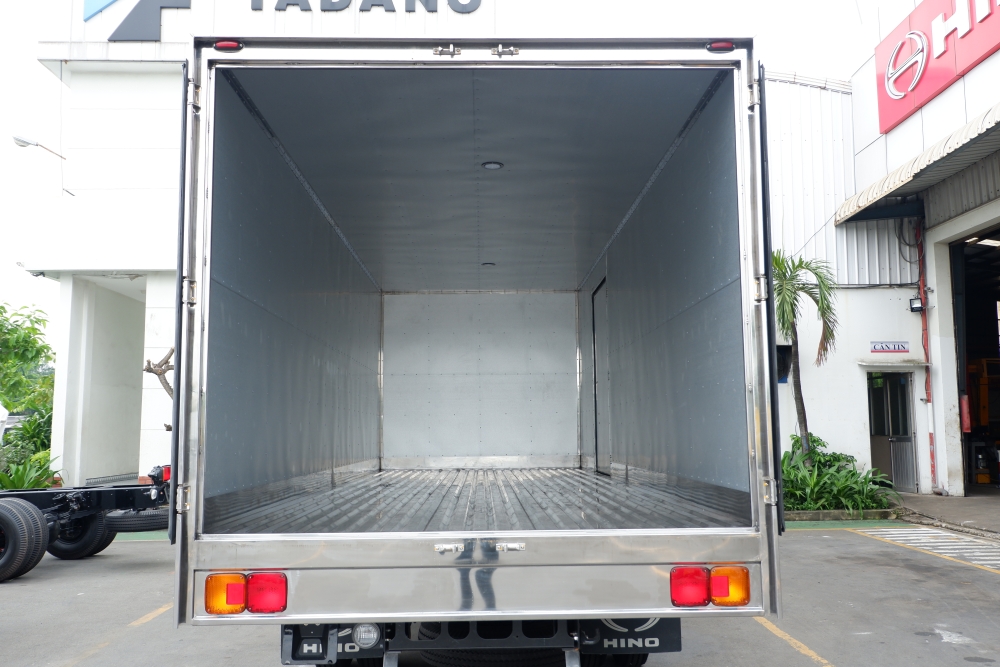 Xe Thùng Kín HINO Inox 6 Tấn Vay 80% LS Thấp, Thùng Dài 6.650 mm, Hino 500 FC9JLTC
