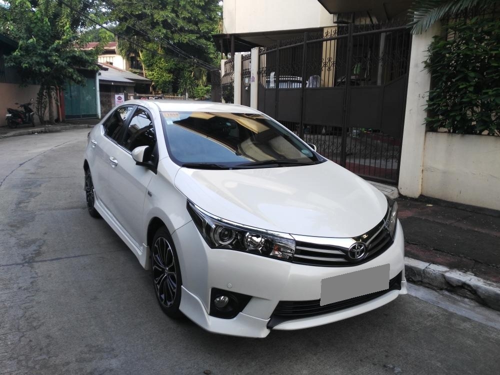 Bán Toyota Altis 2.0 full 2014 tự động màu trắng xe rất đẹp.