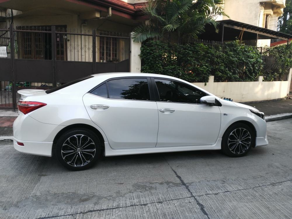 Bán Toyota Altis 2.0 full 2014 tự động màu trắng xe rất đẹp.